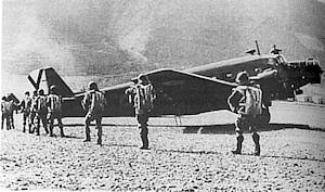 Paracaidistas en un JU-52. Ifni, 1957.
