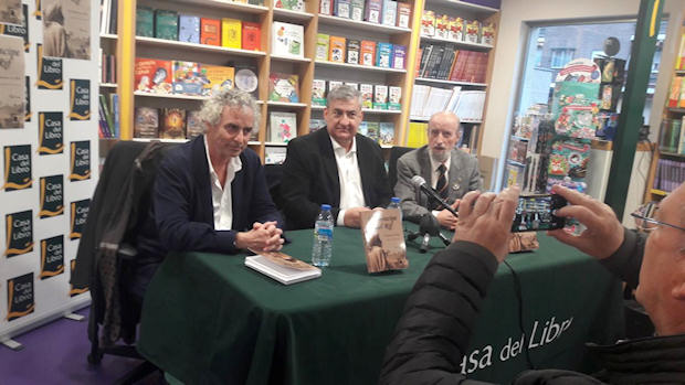 De izquierda a derecha: Ildefonso Falcones, autor del Libro ‘La Catedral del Mar’, Jesús Lorenzo Aguilar, autor de la obra y Luis Ruiz Gutiérrez, Presidente de la Asociación Amigos de Ifni.