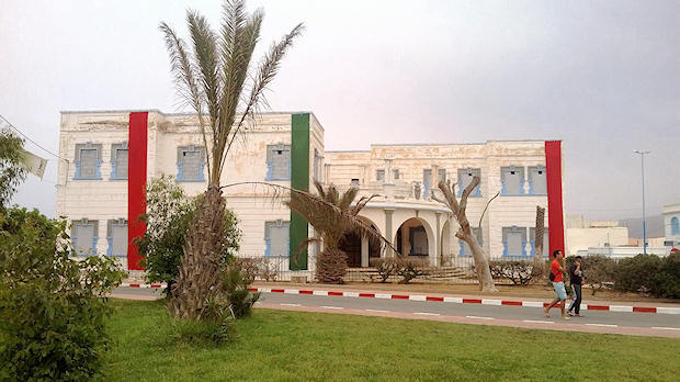 El antiguo consulado 'adornado' con los colores de la bandera de Marruecos.