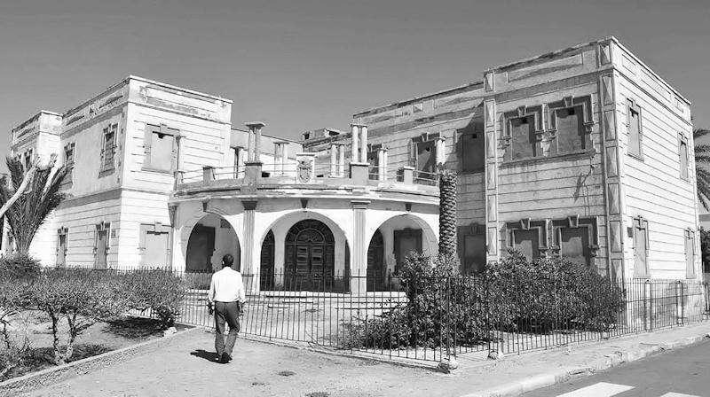 Edificio de la Delegación de Hacienda, en la antigua Plaza de España, hoy de Hassan II. Estado actual (octubre de 2013).