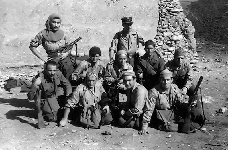 El teniente Yanes, un suboficial y un grupo de tropa europea e indígena de la Policía de Ifni, en diciembre de 1957, en el momento de partir a una acción de guerra 