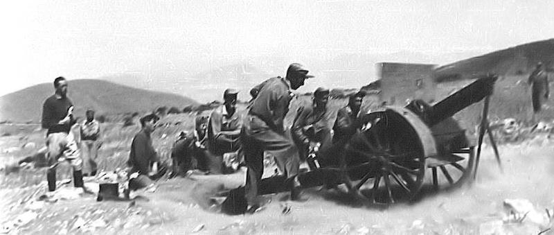Arriba: El teniente Aurelio Alarcón, en Ifni. Abajo: Momento del disparo de una pieza, en fuego sobre el cruce de Biugsta; a la izquierda de la imagen el teniente Alarcón, al mando de la batería. Febrero de 1958.
