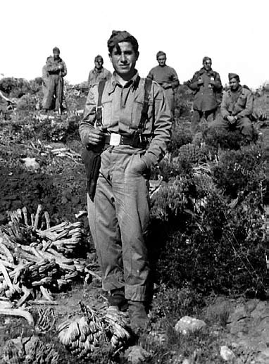 El soldado Alejo Godoy, junto a otros compañeros, durante un descanso en las posiciones de defensa de Sidi Ifni.