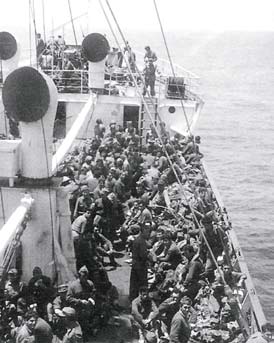 Los batallones expedicionarios acudieron en auxilio de la guarnición de Ifni, viajando alojados en la cubierta de buques de guerra y mercantes.