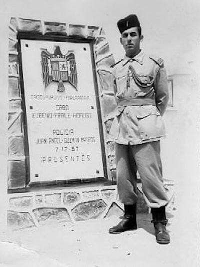 Monolito levantado en memoria del cabo Fraile y el policía Guzmán (Foto de Jaime Juan Cremades que posa ante el mismo en mayo de 1962)