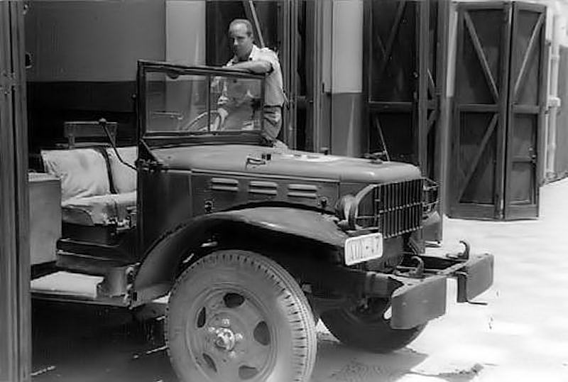 Sabater, con uno de los vehículos del Mixto en las cocheras del Cuartel.