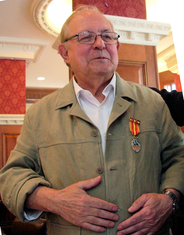Adolfo Cano, muestra orgulloso su medalla de la campaña del Ifni-Sáhara. Foto del archivo personal de M. Jorques