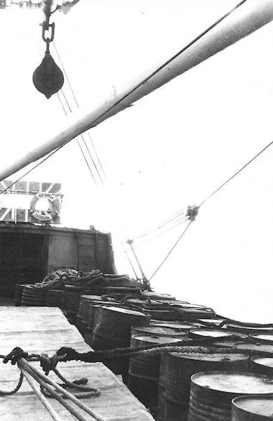 El barco “Río Sarela” cargado de barriles de gasolina (Foto de Internet)