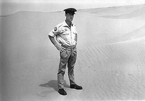 Con el uniforme de Policía Territorial, en las arenas del Sahara.