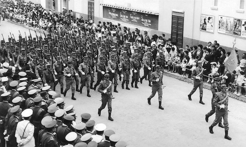 Desfile en Sidi Ifni (1964)