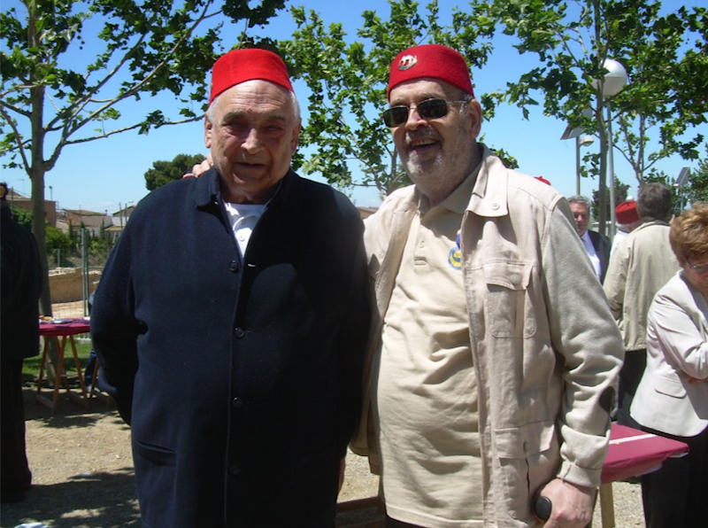Contijoch (de oscuro) con el autor en una reunión campestre de Veteranos celebrada en Lérida en el año 2013 (foto del archivo personal de M. Jorques)