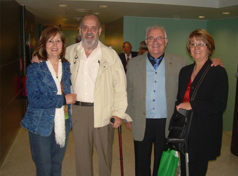 Teruel, con el autor y nuestras respectivas esposas en un encuentro celebrado en Sitges (Barcelona) en el año 2008 (Foto archivo personal de M. Jorques).