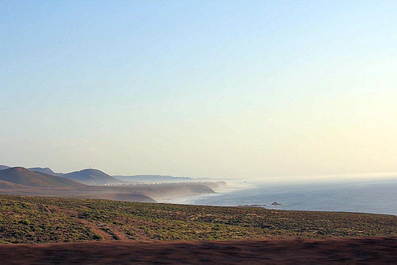 La niebla sobre el mar de Sidi Ifni (Foto de Internet)