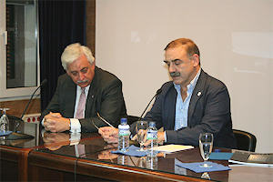 Carlos Lozano (a la izquierda) en el trascurso de una conferencia.