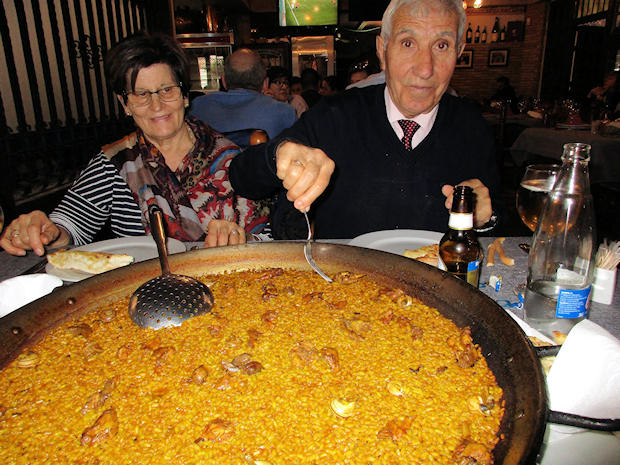 Antonio y Celsa, ante la paella del restaurante 