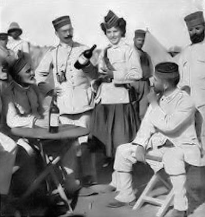 Marruecos, 1909. Cantinera y soldados. (Foto de la Hermandad de la Legión)