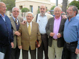 Victoriano en primer término. El autor entre él y Paco Susarte. Noviembre de 2.009 en la reunión de Veteranos de Ifni celebrada en Alicante.