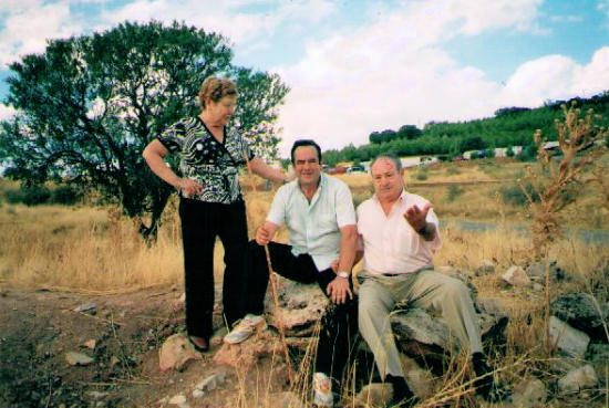 Ángel con su esposa Tomasa y  su paisano Don José Bono (presidente de las Cortes), verano de 2.008.