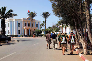 Visita y explicación de la historia de la ciudad de Sidi Ifni.