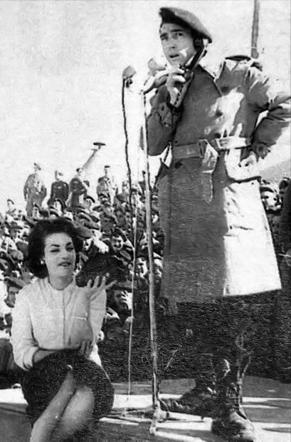 De pie, Fernández Aguilar, y junto a él, sentada, Carmen Sevilla, actuando ante las tropas españolas en Ifni en diciembre de 1957.