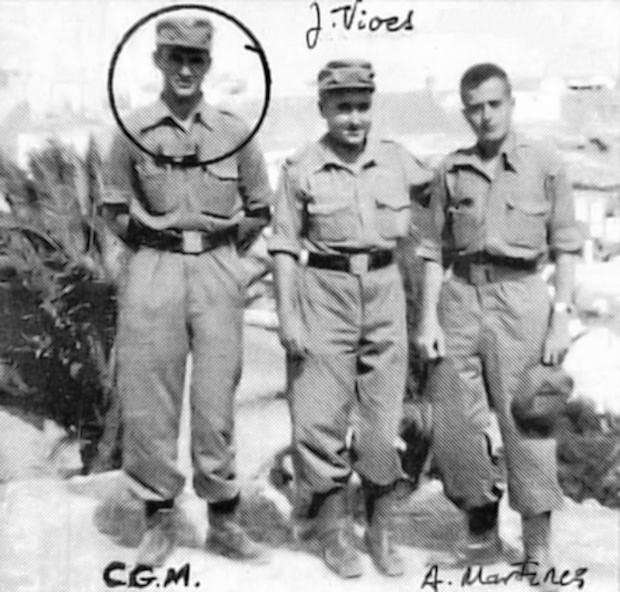 Un círculo señala al soldado Carlos Godó Martí y dos compañeros de la IV Compañía Expedicionaria de Transmisiones en el Sáhara.