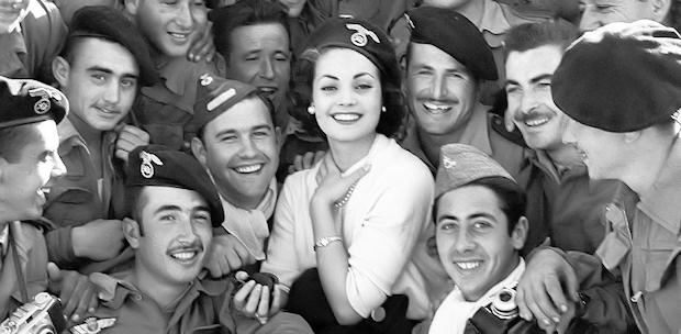 Carmen Sevilla rodeada de soldados destacados en Sidi Ifni en 1957. (Foto: EFE/Jaime Pato/aa)
