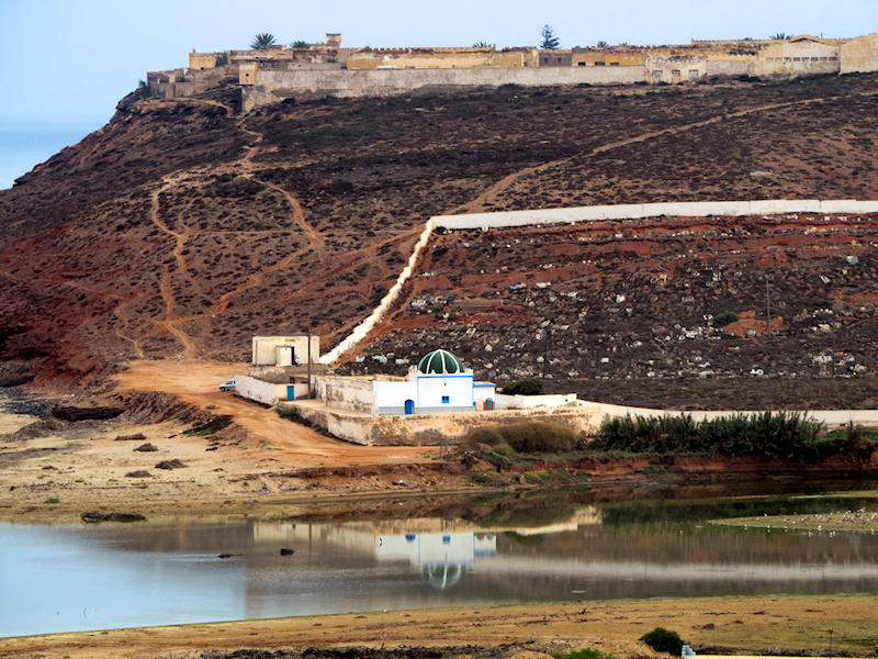 Desembocadura del Uad Ifni con el morabo y el cementerio abajo y el cuartel de Tiradores arriba (foto del autor)