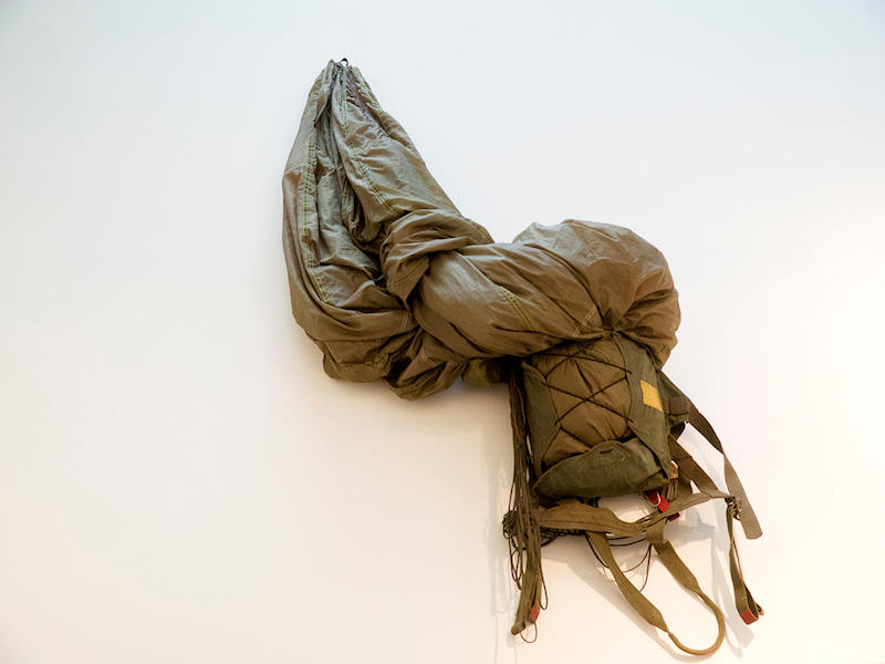 Paracaídas usado en Ifni expuesto en la exposición «Ifni: la mili de los catalanes en África»