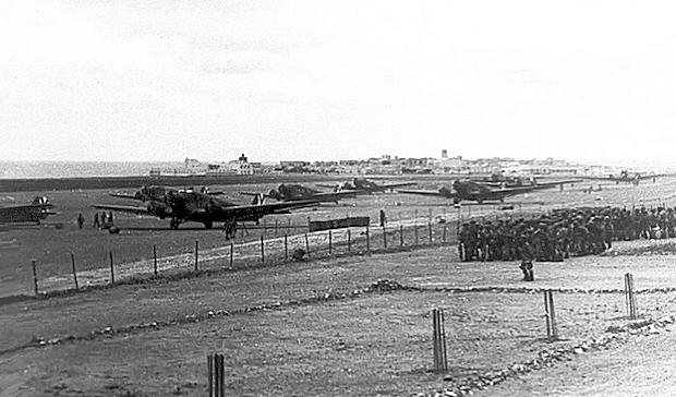 Paracaidistas de la I Bpac. esperando embarcar para saltar (Foto archivo BRIPAC)