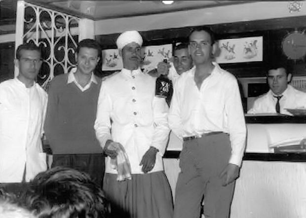  La barra de la cantina, tras la remodelación, días antes de la licencia. En una gala con cuatro camareros uniformados (uno nativo). Alfonso Maruenda y yo mismo.